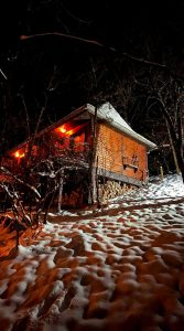 Fruška gora smeštaj u brvnari sa kaminom